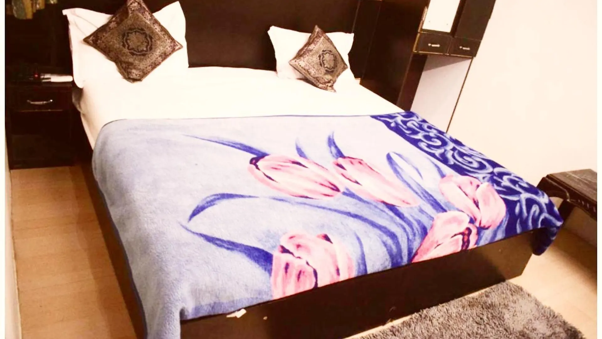 A Premium Varanasi Hotel D - S - R E S I D E N C Y - Fully Air Conditioned Hotel At Prime Location - Hygiene & Spacious Room - With Wifi Facilities - Best Hotel In Benares