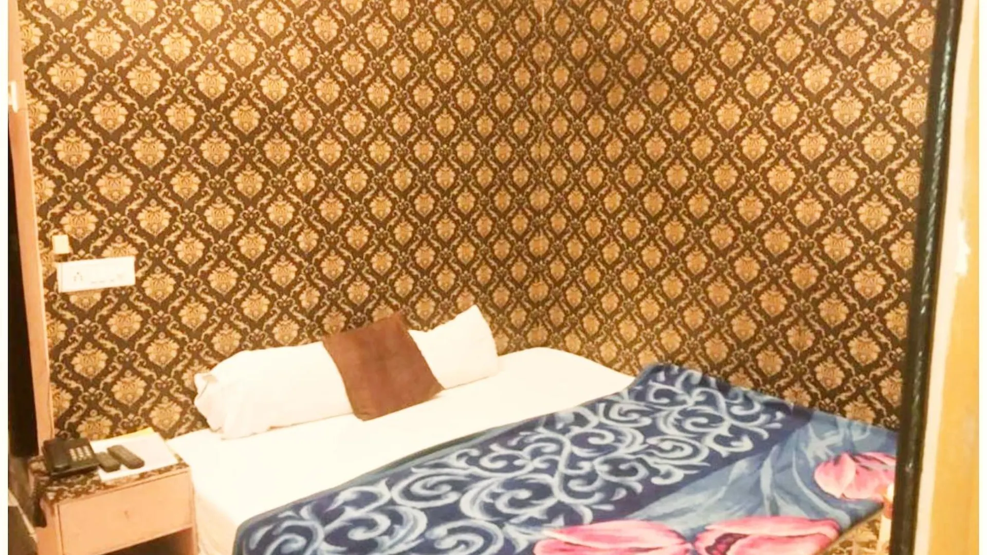 A Premium Varanasi Hotel D - S - R E S I D E N C Y - Fully Air Conditioned Hotel At Prime Location - Hygiene & Spacious Room - With Wifi Facilities - Best Hotel In Benares