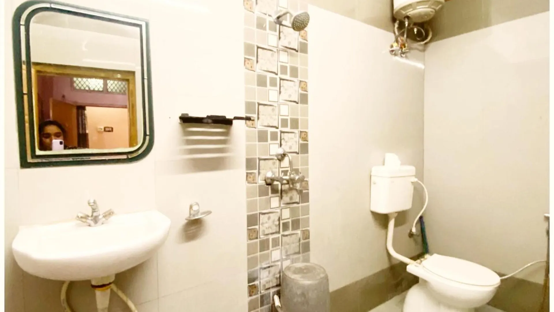 ***  A Premium Varanasi Hotel D - S - R E S I D E N C Y - Fully Air Conditioned Hotel At Prime Location - Hygiene & Spacious Room - With Wifi Facilities - Best Hotel In Benares India