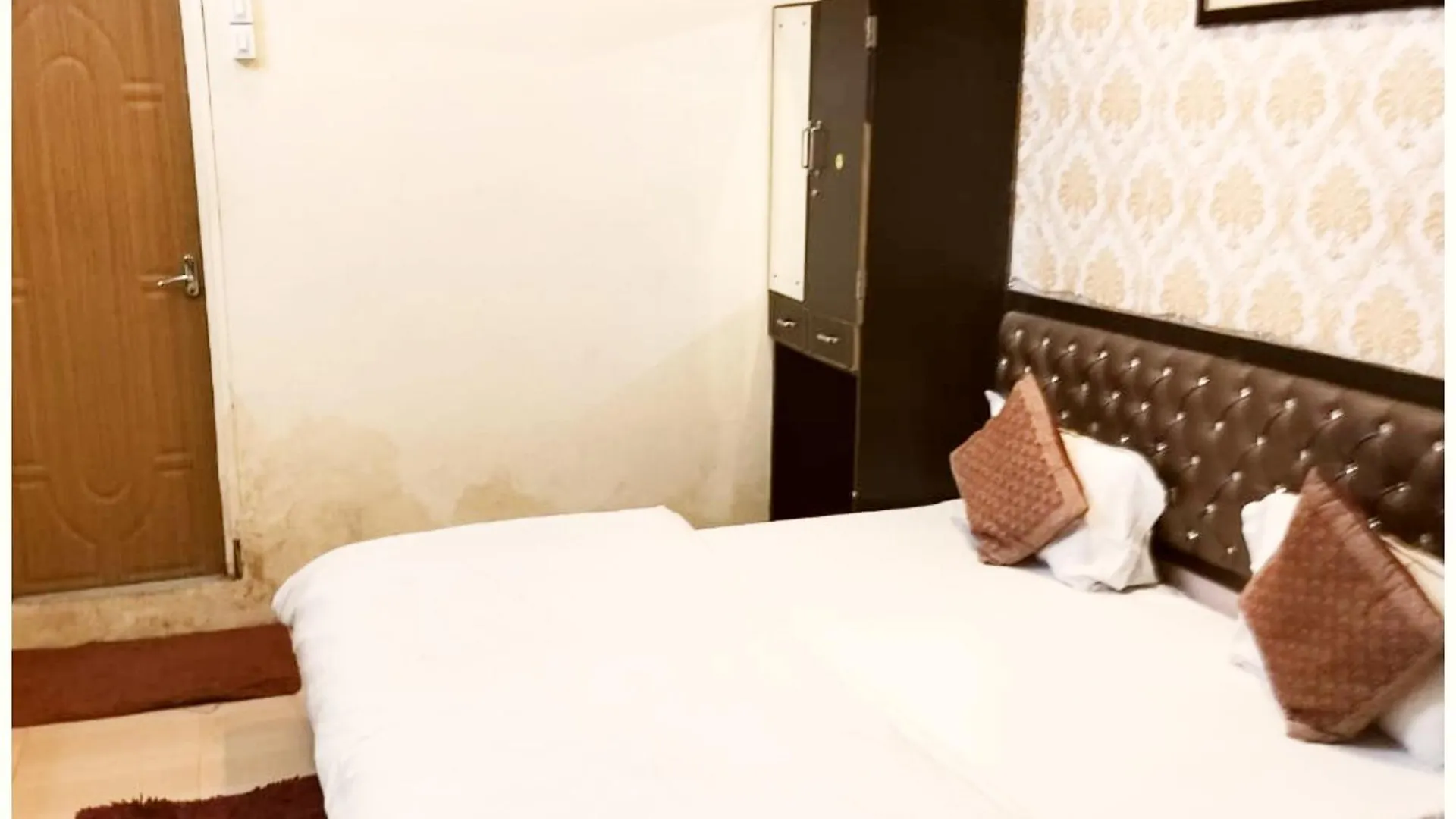 A Premium Varanasi Hotel D - S - R E S I D E N C Y - Fully Air Conditioned Hotel At Prime Location - Hygiene & Spacious Room - With Wifi Facilities - Best Hotel In Benares India