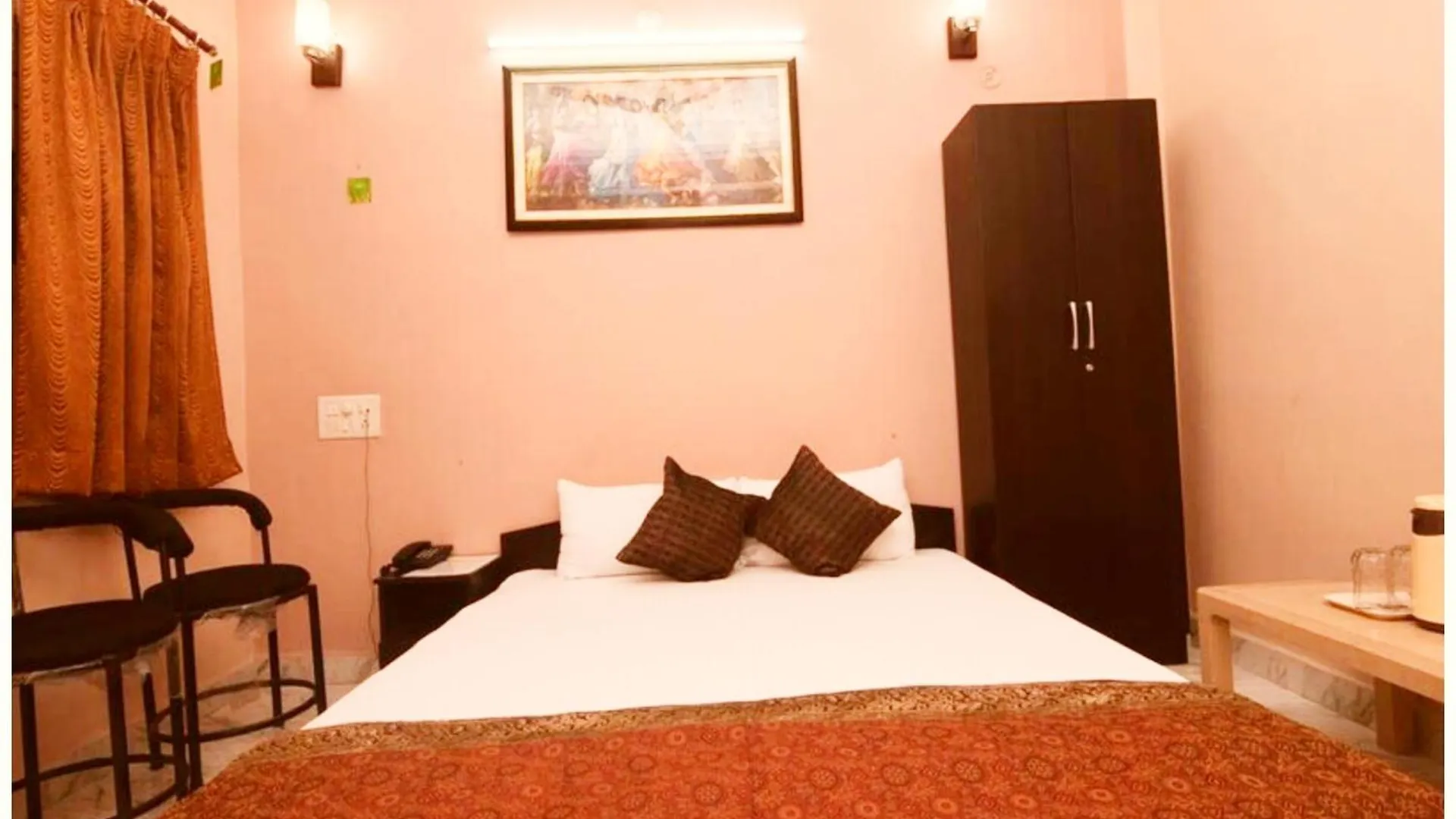 A Premium Varanasi Hotel D - S - R E S I D E N C Y - Fully Air Conditioned Hotel At Prime Location - Hygiene & Spacious Room - With Wifi Facilities - Best Hotel In Varanasi Indien