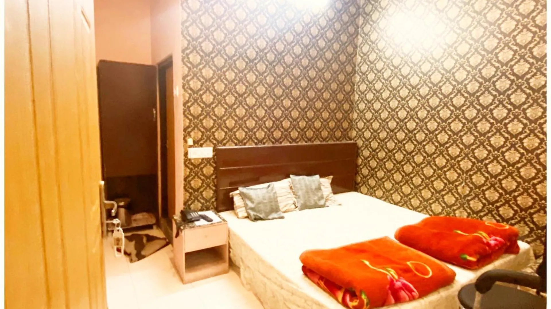 A Premium Varanasi Hotel D - S - R E S I D E N C Y - Fully Air Conditioned Hotel At Prime Location - Hygiene & Spacious Room - With Wifi Facilities - Best Hotel In Varanasi