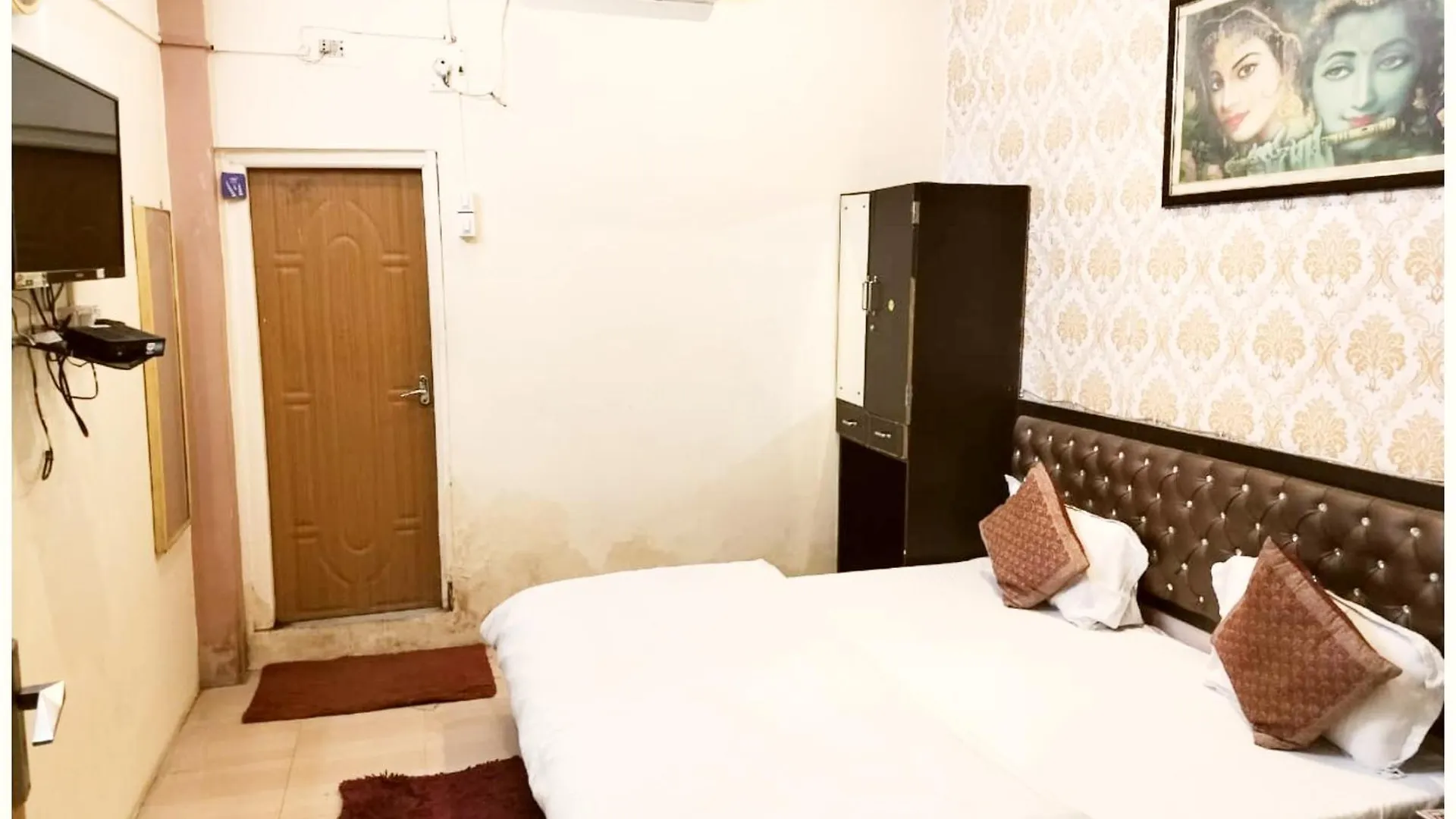 A Premium Varanasi Hotel D - S - R E S I D E N C Y - Fully Air Conditioned Hotel At Prime Location - Hygiene & Spacious Room - With Wifi Facilities - Best Hotel In Varanasi