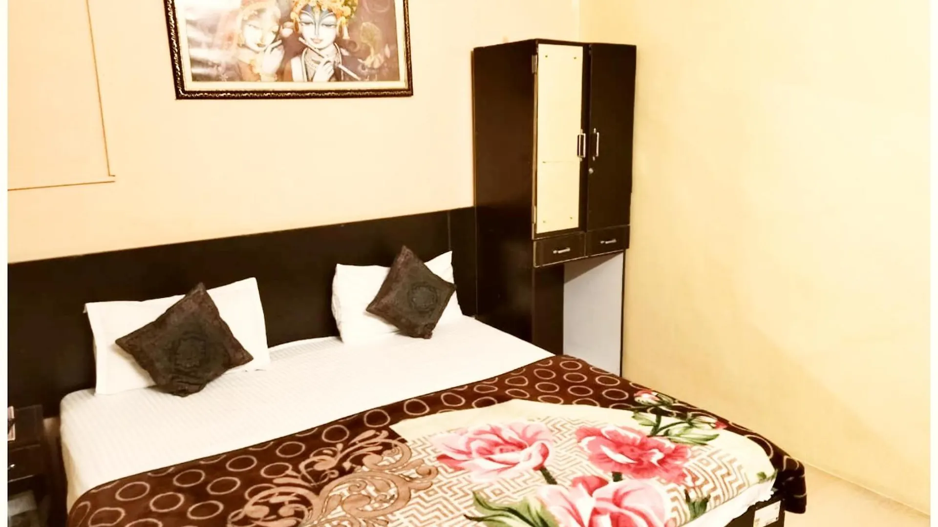 A Premium Varanasi Hotel D - S - R E S I D E N C Y - Fully Air Conditioned Hotel At Prime Location - Hygiene & Spacious Room - With Wifi Facilities - Best Hotel In Varanasi 3*,