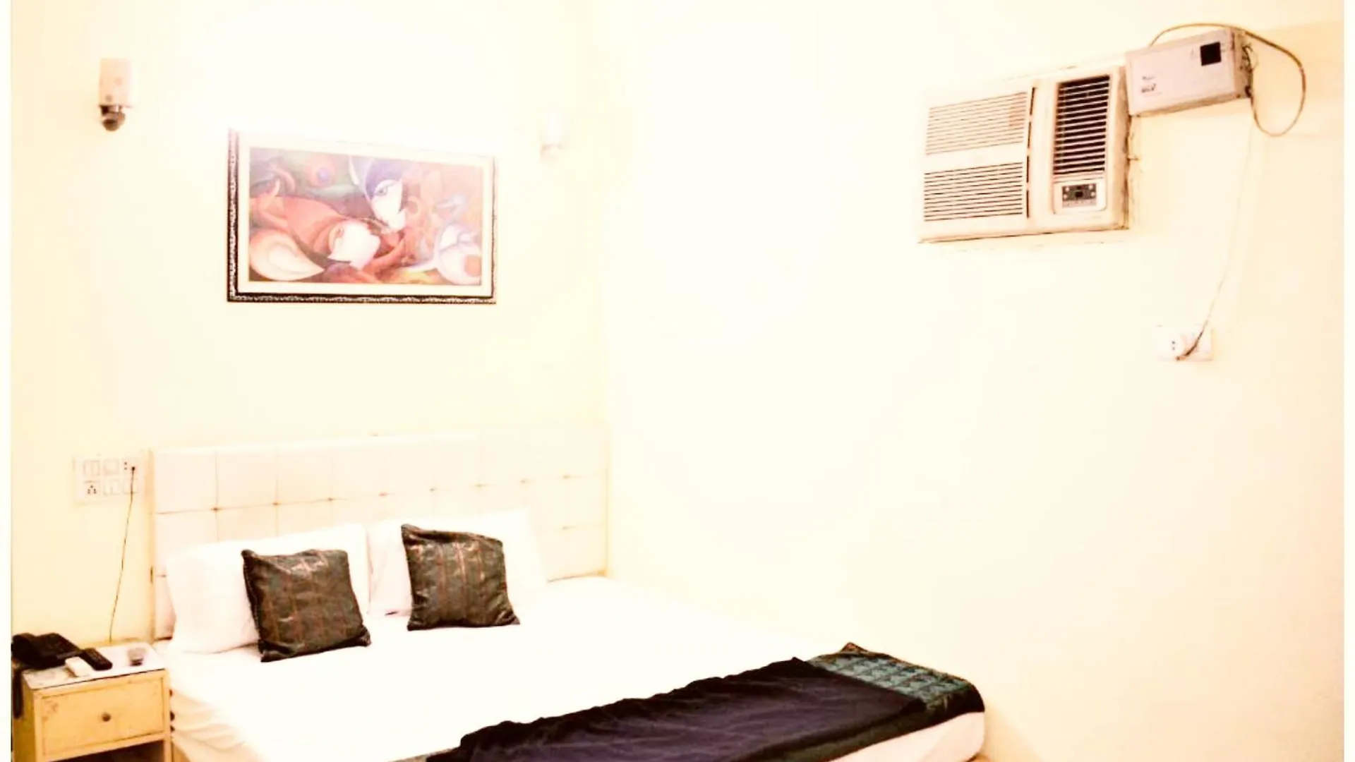 A Premium Varanasi Hotel D - S - R E S I D E N C Y - Fully Air Conditioned Hotel At Prime Location - Hygiene & Spacious Room - With Wifi Facilities - Best Hotel In Varanasi